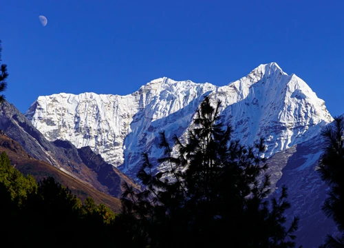 Scenic View of Mount Everest during Everest Base Camp Luxury Trek