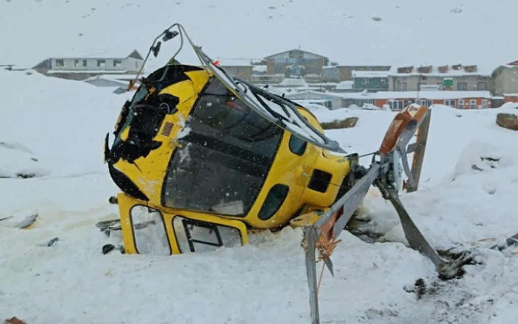 Helicopter Crash in Lobuche | Altitude Air Chopper Crash-Lands Near ...